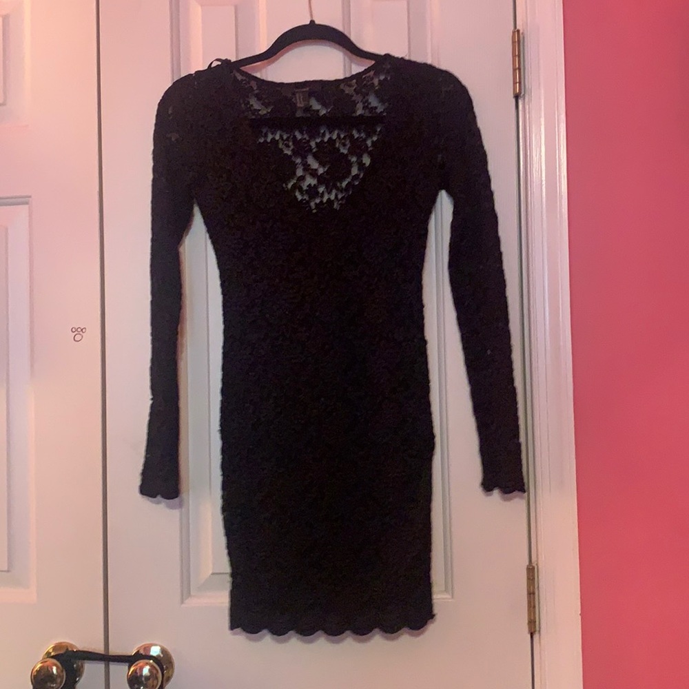 Super cute mini dress. Lace, Black with a design of rose//flowers.